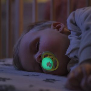 AVENT  Ultra Air NightTime,ортодонтски силиконови залъгалки  18м+, с дизайн маймунка/ленивец , в кутия за стерилизиране 0662.001