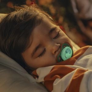 Philips AVENT ортодонтски светещи  силиконови залъгалки Ultra Air , 6-18м, с картинки, в кутия за стерилизиране 0659.001