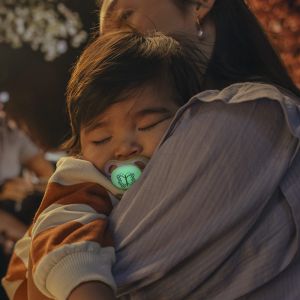 Philips AVENT ортодонтски светещи силиконови залъгалки Ultra Air , 6-18м, с картинки, в кутия за стерилизиране 0660.001