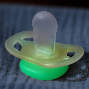 Philips AVENT Ортодонт. залъгалки 2 бр. Ultra Start Night (0-2м) + кутия за стерилизиране луна/звезда момиче